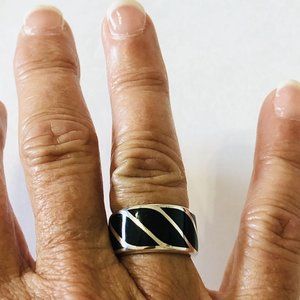 David Yurman Exotic Stone Chevron Ring with Onyx Size 8 “MINT” + DY Pouch